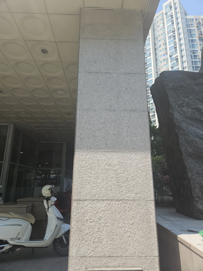 강동 신축 단지 외부 광장 — 화강석 기둥 버너 표면처리 완료